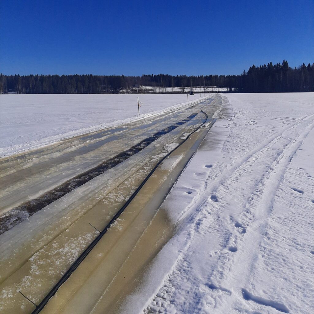 Kuvassa jäähän sahattu railo kaapelin upottamista varten.