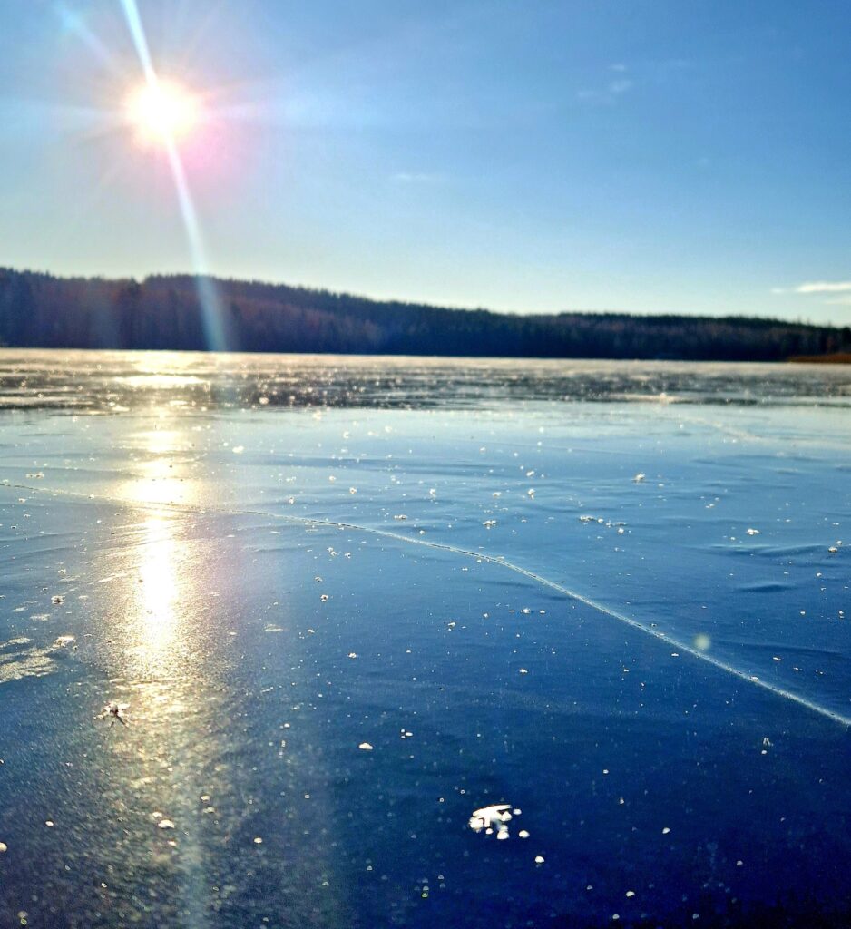Jään sahaus ja railot. Kaapelin asentaminen railoon.
